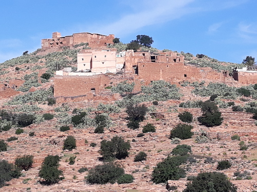 Perché sur la colline, un vieux village sur la route