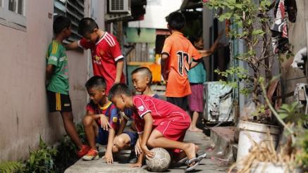 Acadena Bangkok : des bidonvilles aux terrains de foot | sportanddev.org