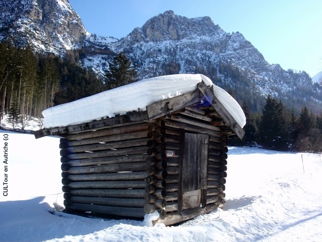 Cabane-sous-la-neige-au-Tyrol.JPG