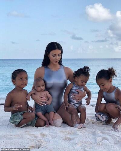 Say cheese: Kim Kardashian a rassemblé ses quatre enfants pour une séance photo à la plage aux Bahamas - mais a admis que ce n'était pas une mince affaire