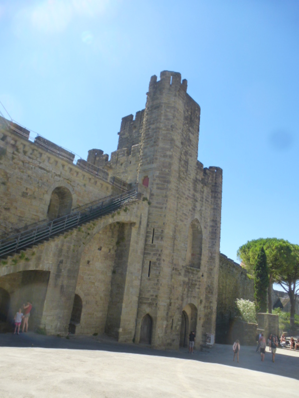 En route avec Martin, pour la visite de Carcassonne .