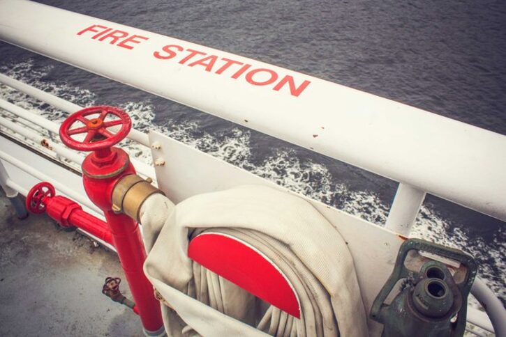 Le personnel des bateaux de croisière reçoit une formation pour se défendre contre une attaque de pirates.