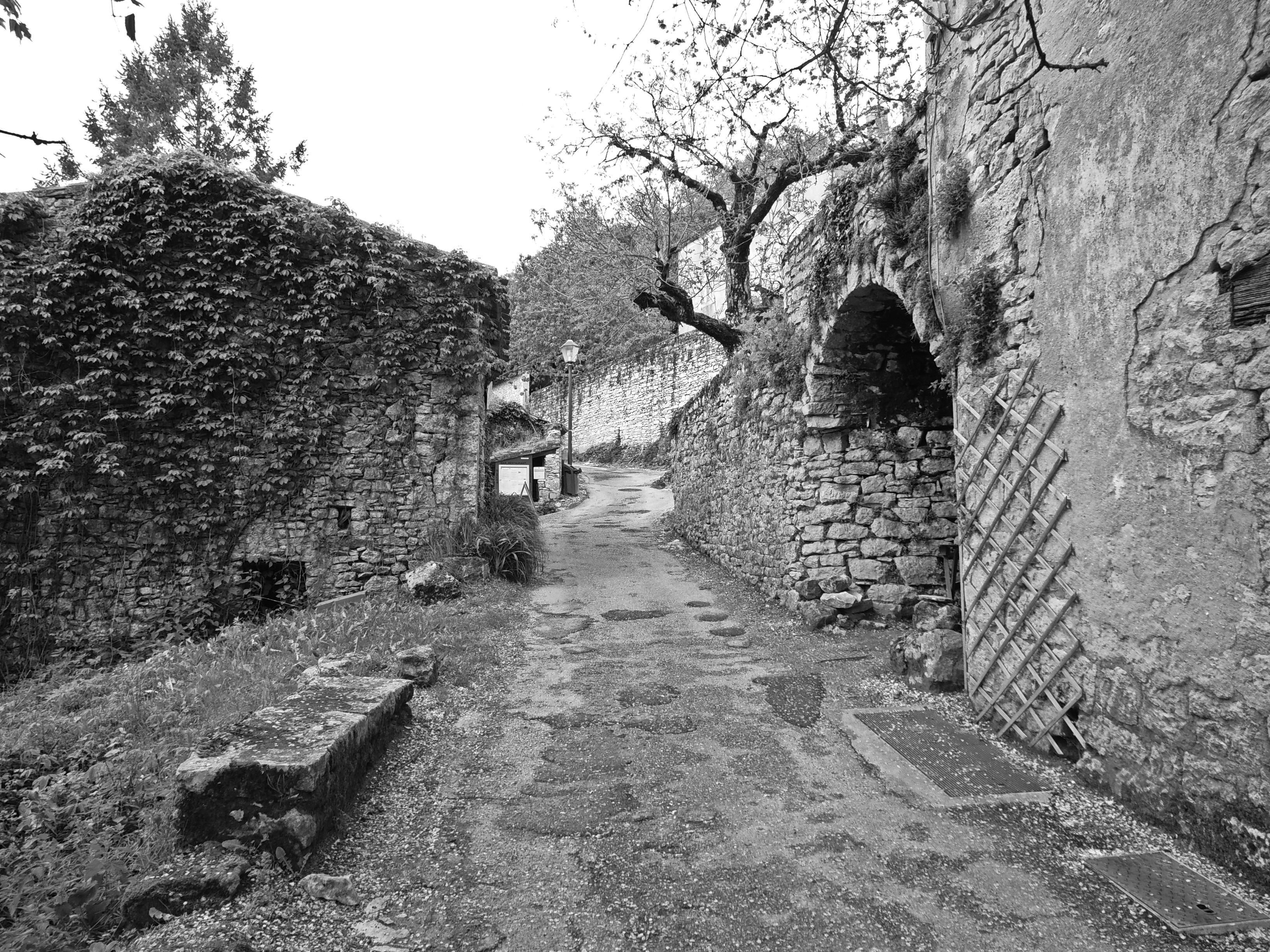 Vieux village du Lot en noir et blanc. Fotofree