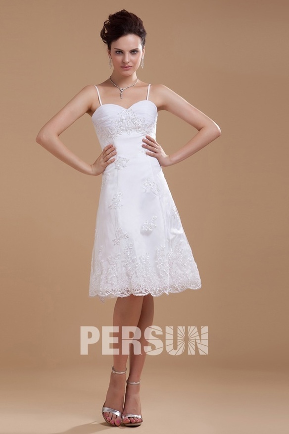 robe de mariée courte en dentelle appliquée avec bretelle fine