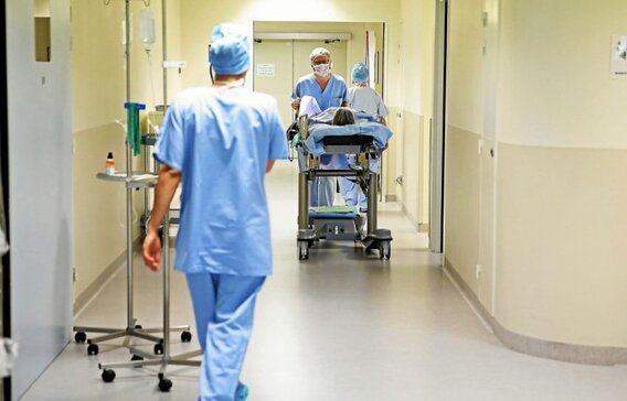 Le Groupe hospitalier Bretagne Sud annonce qu’il fermera 30 lits, en juillet, et 50, en août, pour faire face au manque de personnels.