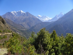 Panorama sur le haut Khumbu (Cholatse, Tawoche, Tabuche Peak, Nuptse, Everest, Lhotse, Lhotse Shar, Ama Dablam) et les villages de Phungi Thanga et Phortse