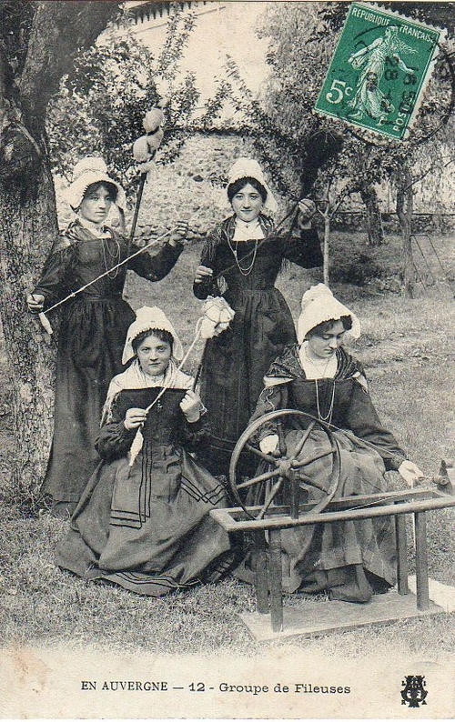 En Auvergne   Groupes de fileuses 1909