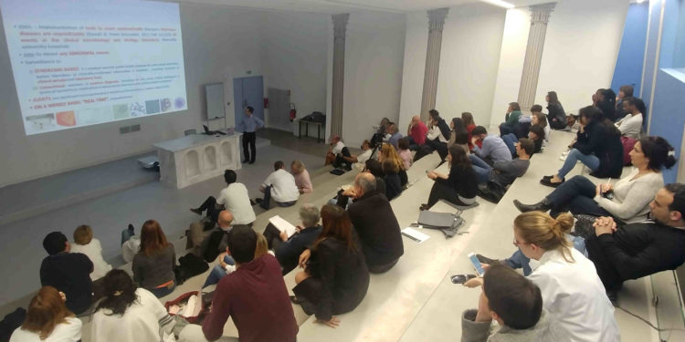 Une conférence à l'IHU Méditerranée Infection en avril 2019 (Crédit : @IHU_Marseille).
