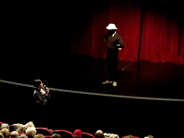La pièce de théâtre "Histoires Deux" a beaucoup amusé le public du Théâtre Gaston Bernard, venu très nombreux  ...