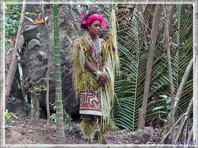 Le débarquement a eu lieu avec des images très colorées en pré-spectacle Sing Sing, qui sera peut-être le plus beau de tous - Tufi - Maclaren Harbour - Province d'Oro - Papouasie Nouvelle-Guinée