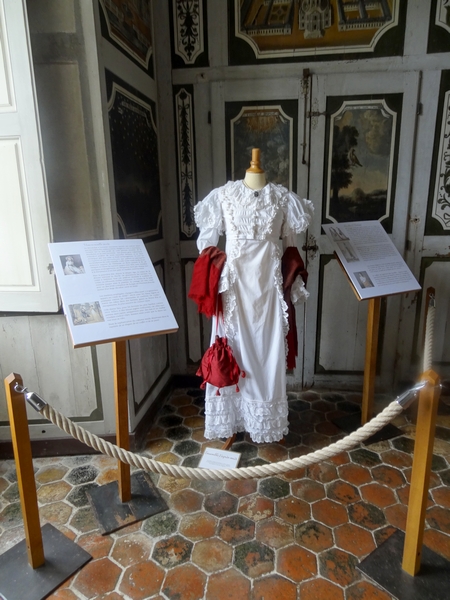 Une exposition de costumes de l'époque Empire, au château de Bussy-Rabutin...