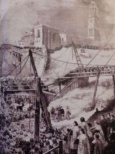 Gravure en noir et blanc montrant une foule, rassemblée dans une vaste excavation autour d'un chantier. En arrière-plan, la statue sur son clocher.