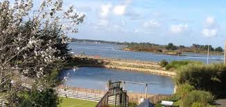 La rivière d'Etel et sa "barre" en mer.