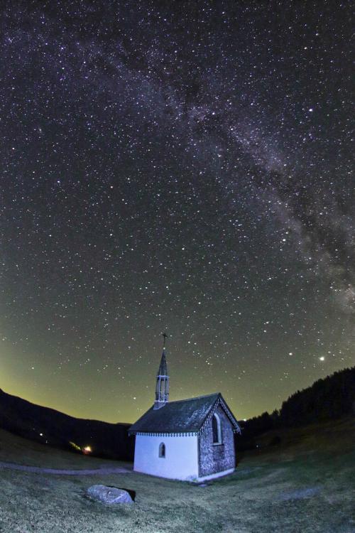 Filé d'étoiles et voie lactée sur la Chapelle des Vés (été 2020)