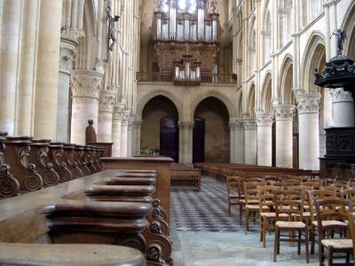 Photographie de l'intérieur, la nef vue du chœur de l'église