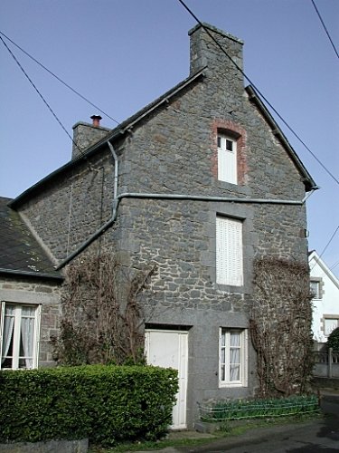 MAISON-RUE-BERTRAND-DU-GUESCLIN-LE-ROCHER-TIZON.jpg