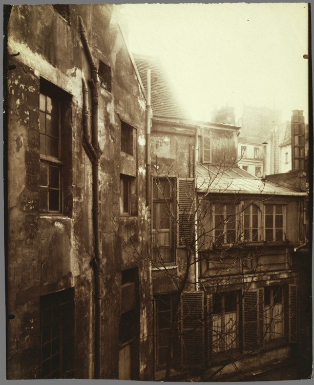 Atget Paris Cour de Rohan 613x750 Le Paris de 1900 par Atget 