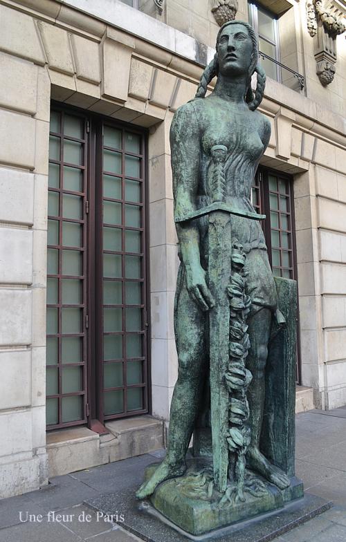 Parvis du Musée d'Orsay : La Victoire de Antoine Bourdelle