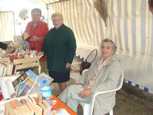 La foire aux vieux papiers au jardin de la Mairie...