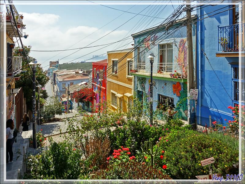 20/03/2022 suite : rues en pente, graffiti, architecture, fils électriques ....  - Valparaiso - Chili