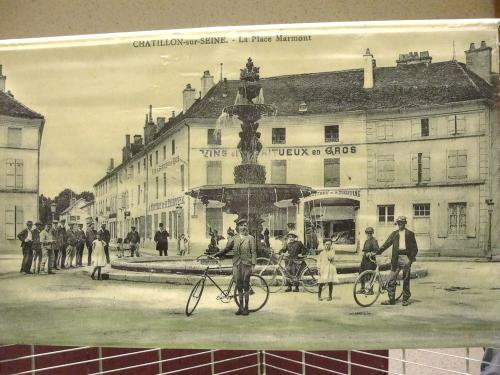 - Le restaurant "Côté Seine" à Montliot