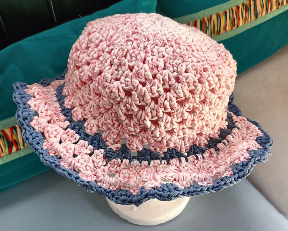 Deux chapeaux en raphia - juillet 2024...