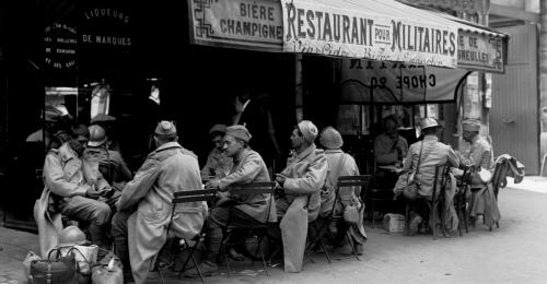 Permissionnaires dans la Grande Guerre, en 1916, poilus à la terrasse d'un restaurant