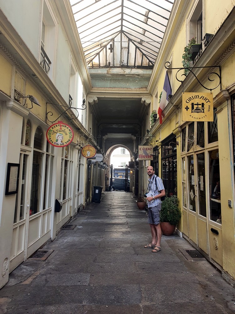Sous la verrière du passage