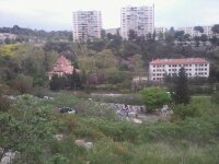 chateau a droite et logements