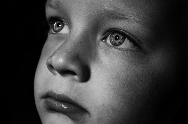 Enfant triste qui pleure- Image du Domaine publique