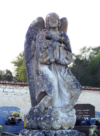 On trouve de bien  belles statues dans les cimetières châtillonnais...