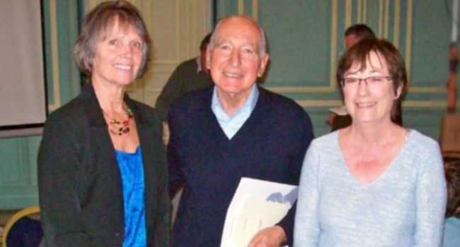 Roselyne Morandi, de la Société des poètes et artistes de France, et Anne-Marie Denis, présidente de l'ADACS, entourent le maire de Sorèze Albert Mamy./Photo DDM, S. G.