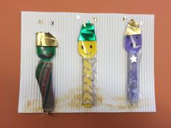 Avec des cuillères en plastique...