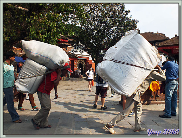 Blog de images-du-pays-des-ours : Images du Pays des Ours (et d'ailleurs ...), Portefaix à Durbar Square - Katmandou - Népal