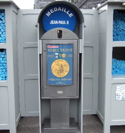 Lourdes : Les distributeurs de médailles