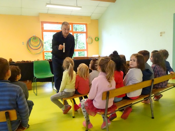 A l'initiative de l'association "Châtillon-Scènes, François Tainturier, Directeur du Laostic, est venu présenter des instruments anciens aux élèves des écoles Louis Cailletet et Francis Ca