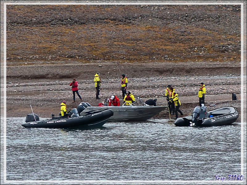 Au loin, en bordure de l'eau, une épave, c'est un bateau retourné en aluminum de type Harbercraft, équipé de deux moteurs - Guillemard Bay - Prince of Wales Island - Nunavut - Canada