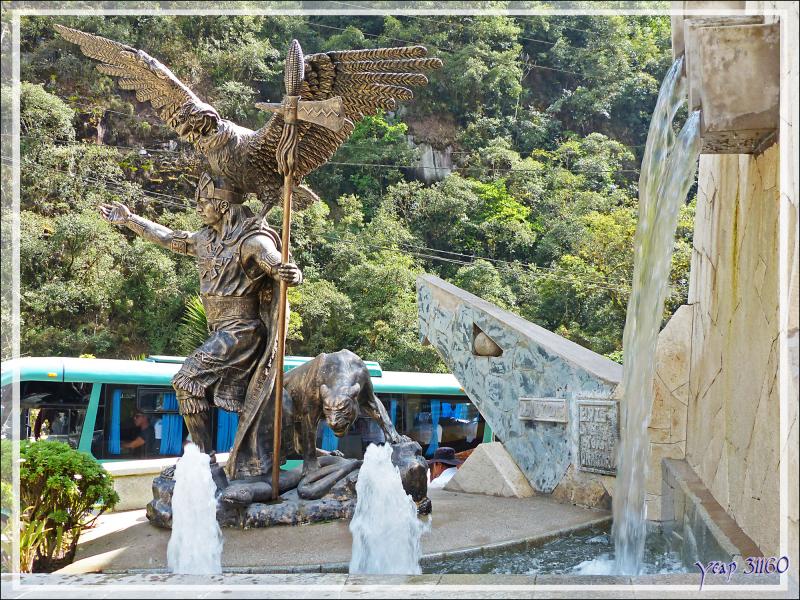 Fontaine à la gloire de Pachacutec avec la trilogie des animaux sacrés des Incas : le condor,le jaguar et le serpent - Aguas Calientes - Pérou