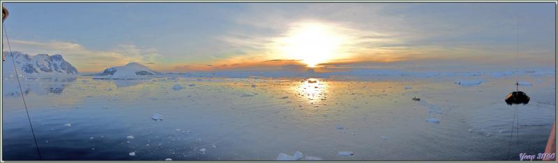 08/03/2022 : l'adieu à Booth Island avec un beau coucher de soleil et un dernier regard sur le cairn Charcot - Péninsule Antarctique