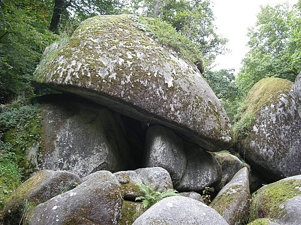 Huelgoat_-_chaos_du_menage_de_la_vierge-_l-oreiller.JPG