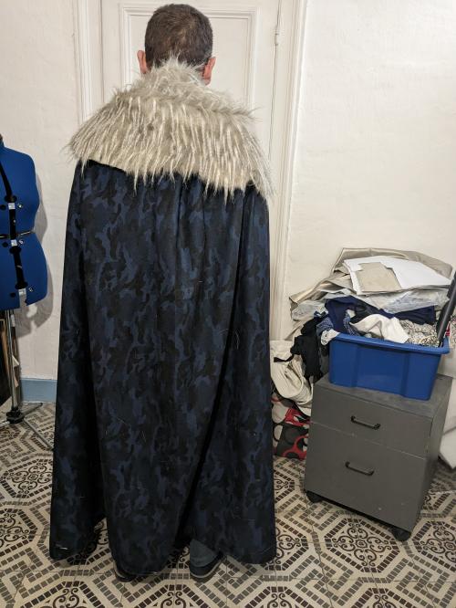 Dernière cousette de 2022: une cape en laine et son tuto