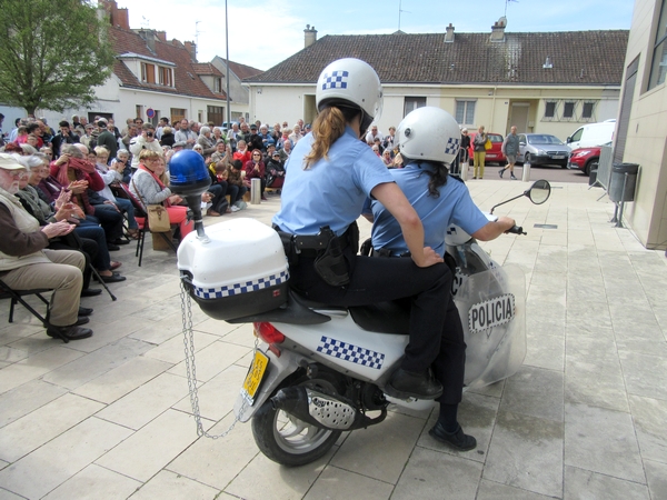 "Las Polis", un spectacle burlesque a été offert aux Châtillonnais sur le parvis du TGB !