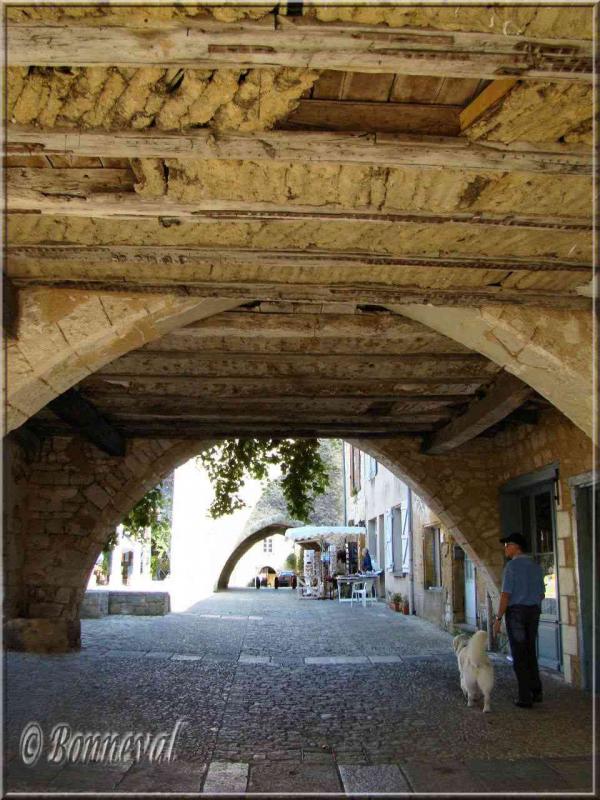 Monpazier Dordogne couverts au plafond en bois et terre crue