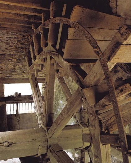 moulin-a-eau-roue-a-aubes-erce-en-lamee.jpg