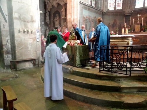 Remise du bâton de Saint Vorles et intronisations de nouveaux confrères dans la Confrérie Saint Vorles en juin 2012