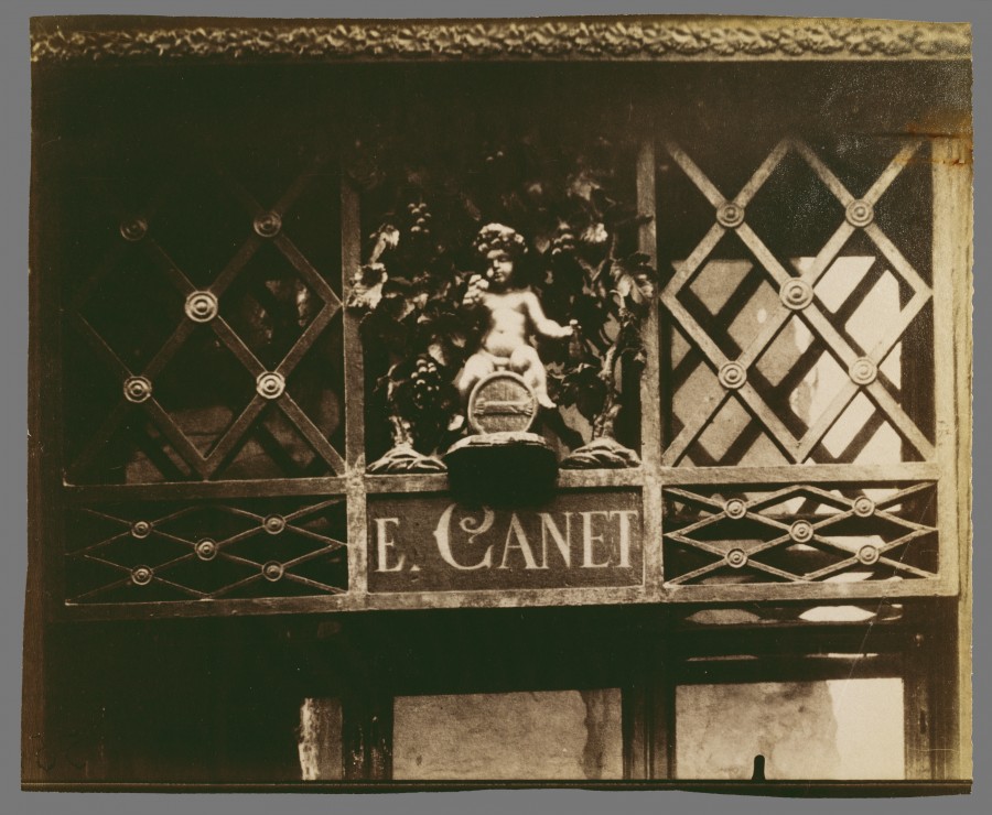 Atget Paris Au Petit Bacchus rue St Louis en lIle 61 900x740 Le Paris de 1900 par Atget 