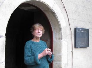 Hélène vielle sur l’église du village