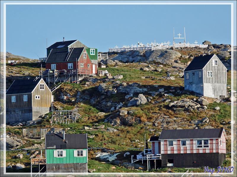 L'habitat des vivants et des morts de Kullorsuaq vu de la mer - Groenland