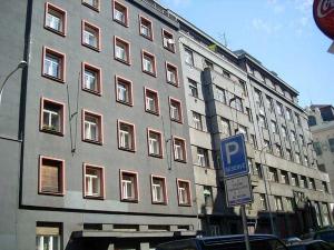 Prague : quartier Karlovo Namesti