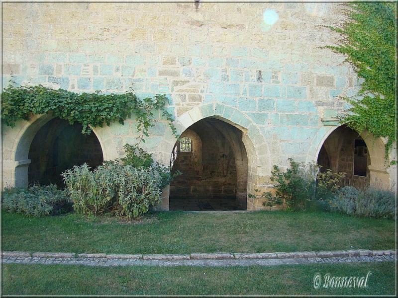 Abbaye de Beaulieu-en-Rouergue la salle capitulaire vue de l'emplacement du cloître détruit